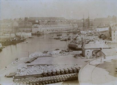 null Photographe non identifié. Brest, le port, vers 1870. Tirage albuminé d'époque,...