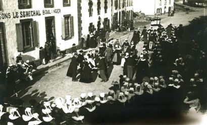 null Photographe non identifié. Danses dans un village, vers 1910. Tirage argentique...