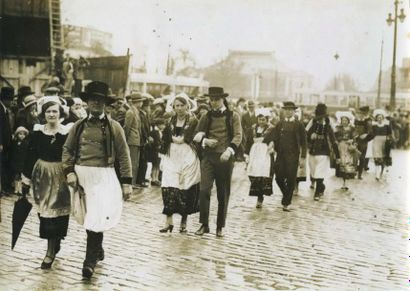 null TRAMPUS. Paris, défilé breton, vers 1930. Tirage argentique d'époque, 11,8 x...