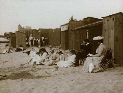 null 1510/ amateur non identifié. Roscoff, estivants sur la plage devant les cabines...