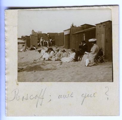 null 1510/ amateur non identifié. Roscoff, estivants sur la plage devant les cabines...