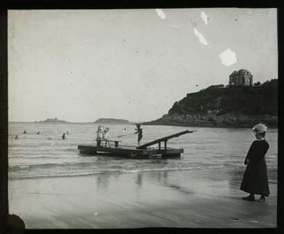 null Photographe non identifié. Dinard, la plage, vers 1900. Tirage argentique sur...