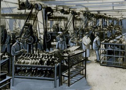 null Photographe non identifié. Fougères, usine de fabrication de chaussures, 1937....