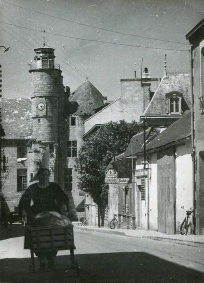 null JOS LE DOARE. Pont l'Abbé, une rue et le château, vers 1940. Tirage argentique...