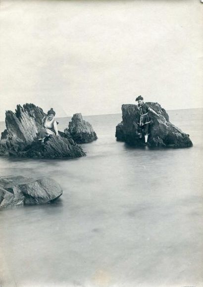  Photographe non identifié.  Jeunes femmes à la baignade, vers 1910. Tirage argentique...