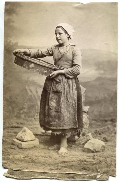  Photographe non identifié.  Portrait de jeune fille de Ploaré, vers 1880. Tirage...