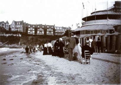 null Photographe non identifié. Dinard, les touristes sur la plage, devant le casino,...