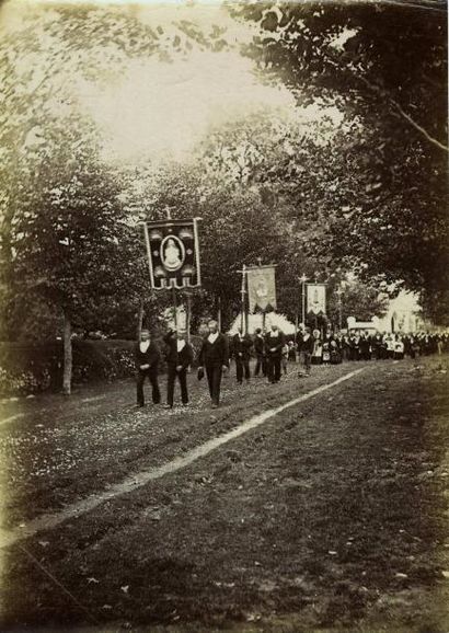 null Photographe non identifié. Une procession,  trois (3) photographies vers 1875....