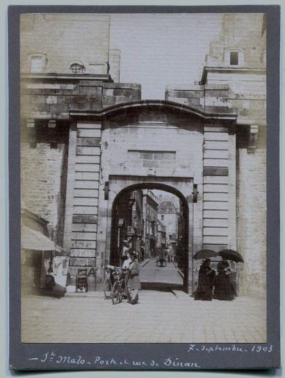 null Photographe non identifié. Saint Malo, la porte de Dinan, 1903. Tirage argentique...