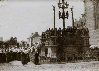 null Photographe non identifié. Plougastel, procession, vers 1920. Tirage argentique...