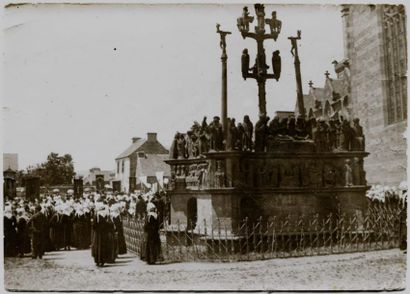 null Photographe non identifié. Plougastel, procession, vers 1920. Tirage argentique...