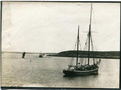 null Photographe non identifié. Douarnenez, deux photographies vers 1910. Tirages...