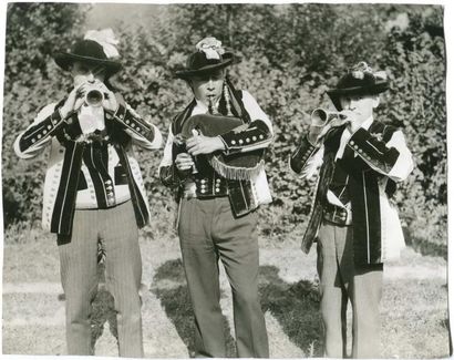  TRAMPUS. Musiciens bretons, vers 1930. Tirage argentique d'époque 19 x 23,7 cm (contours...