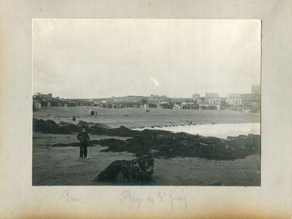 null Photographe non identifié. Saint Quay, la plage vers 1910. Tirage argentique...