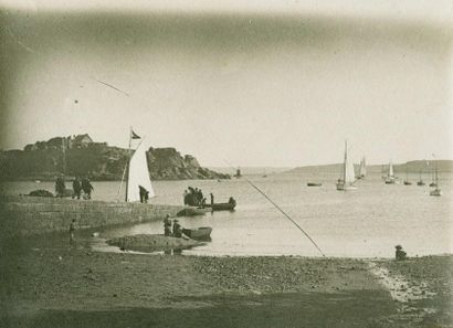 null Photographe non identifié. Ile de Bréhat, vers 1910. Tirage argentique d'époque...