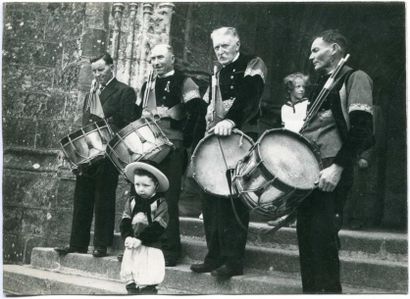 null Photographe non identifié.  Locronan, musiciens tambours, vers 1940. Tirage...