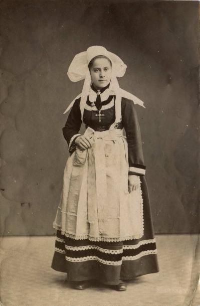  Fouesnant, portrait de jeune fille, vers 1875. Tirage albuminé  d'époque, 14,9 x...
