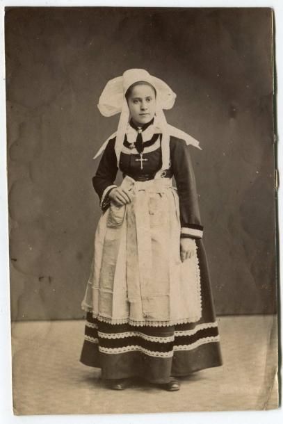  Fouesnant, portrait de jeune fille, vers 1875. Tirage albuminé  d'époque, 14,9 x...