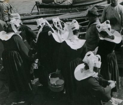 null Photographe non identifié. Scène sur un port, Morbihan, vers 1950. Tirage argentique...