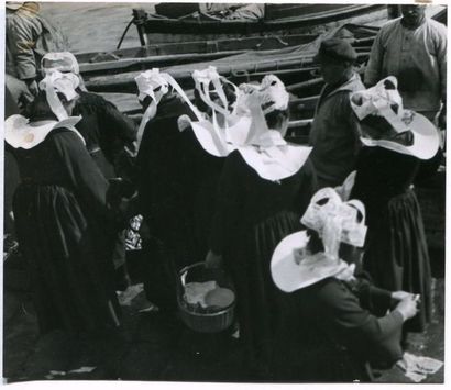 null Photographe non identifié. Scène sur un port, Morbihan, vers 1950. Tirage argentique...
