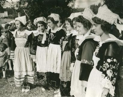 null TRAMPUS. Femmes bretonnes lors d'un festival celtique, vers 1930. Tirage argentique...