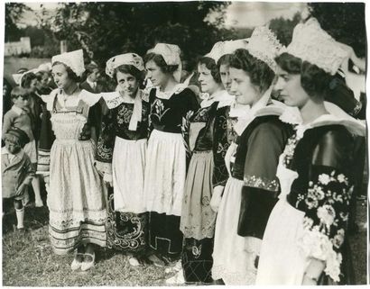 null TRAMPUS. Femmes bretonnes lors d'un festival celtique, vers 1930. Tirage argentique...