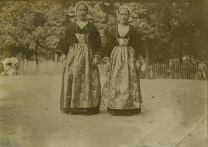 null TRAMPUS/ HUTIN. Costumes bretons, vers 1920. Tirage argentique d'époque 12,2...