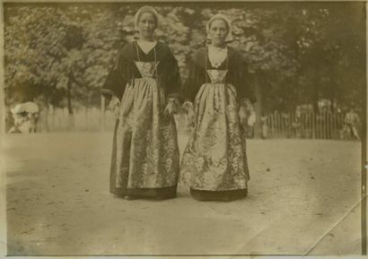 null TRAMPUS/ HUTIN. Costumes bretons, vers 1920. Tirage argentique d'époque 12,2...