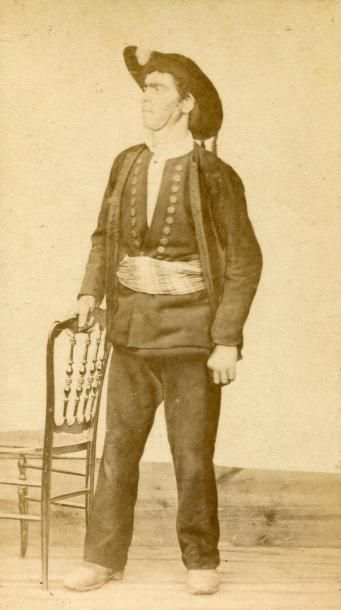 null Photographe non identifié. Portrait d'homme de Saint Pol de Léon, vers 1880....