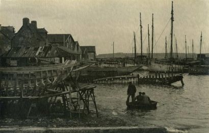 null Photographe non identifié. Trois photographies de ports bretons vers 1950 :...
