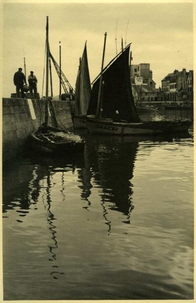 null Photographe non identifié. Trois photographies de ports bretons vers 1950 :...