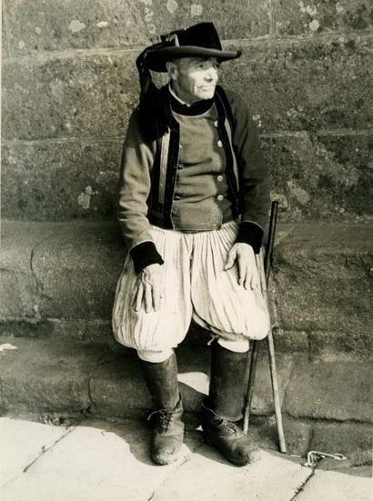 null Photographe non identifié. Un paysan breton (vraisemblablement de Plougastel),...