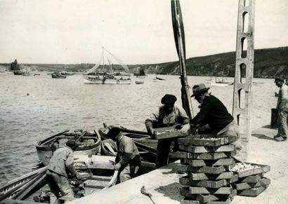null WIDE WORLD PHOTOS. Crozon, le port, pêcheurs au travail, 1937. Tirage argentique...