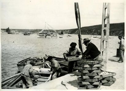 null WIDE WORLD PHOTOS. Crozon, le port, pêcheurs au travail, 1937. Tirage argentique...