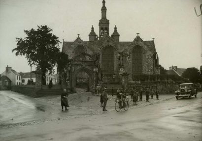 null Photographe non identifié. Plogonec, course cycliste passant devant l'église,...