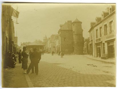 null Photographe non identifié. Combourg, place de la Halle, vers 1890. Tirage argentique...