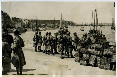 null WIDE WORLD PHOTOS. Crozon, le port et des soldats, 1917. Tirage argentique d'époque,...