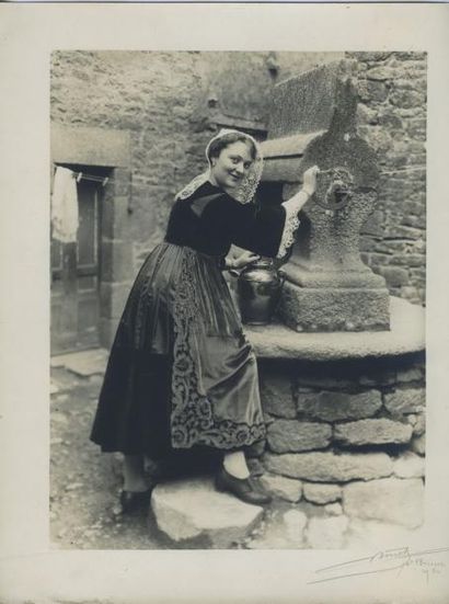 null Raphael BINET. Femme au puits, 1930. Tirage argentique d'époque, 23,9 x 17,9...
