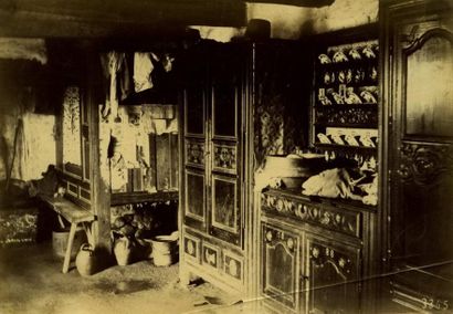 null Photographe non identifié. Un intérieur breton, vers 1870. Tirage albuminé d'époque,...