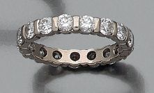 null Alliance en or gris 18K (750) sertie de diamants taillés en brillant entrecoupés...