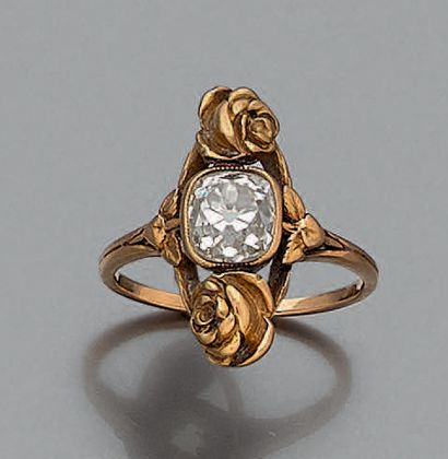 null Bague en or jaune 18K (750) ornée dans le sens du doigt d'un diamant coussin...