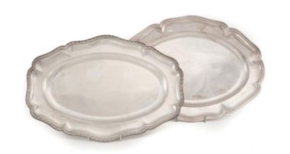 null Deux plats ovales en argent (950); pour l'un, à contours et moulures de feuilles...