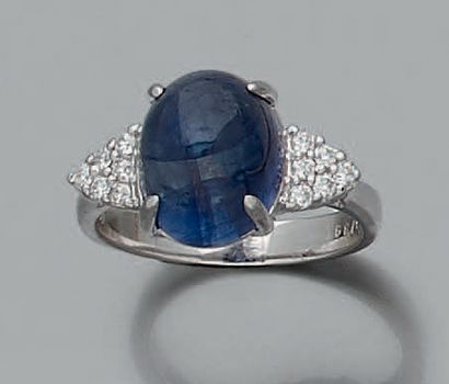 null Bague en or gris (750 millièmes) serti d'un saphir traité cabochon, de forme...