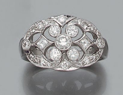 null Bague en or gris (750 millièmes) à motif ovale ajouré, serti de diamants taille...