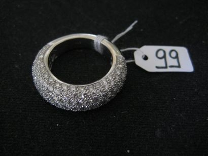 null Bague demi-jonc en or gris 18K (750) sertie de diamants taillés en brillant.
Tour...