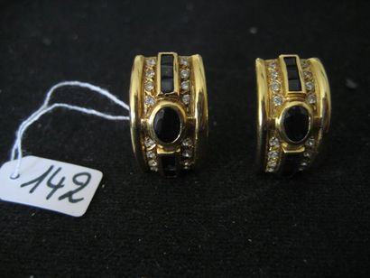 null Paire de clips d'oreilles en or jaune 18K (750) formés chacun d'un arceau orné...