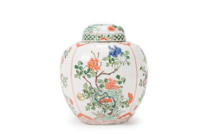 SAMSON - Vers 1900 Pot à gingembre en porcelaine décorée en émaux polychromes dans...