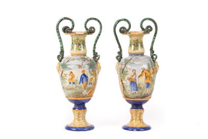 ITALIE Paire de vases en faïence de forme balustre munis d'anses en forme de serpents...