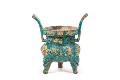 CHINE - Epoque MING (1368-1644) Brûle-parfum tripode en grès émaillé bleu et jaune...