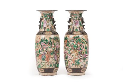 CHINE, Nankin - Vers 1900 Paire de vases balustres à col évasé en porcelaine émaillée...